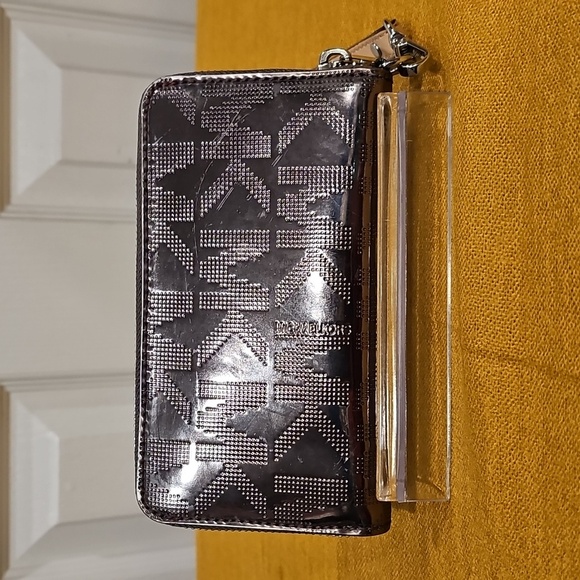 Michael Kors SIlver Metallic Wristlet - EUC - Picture 3 of 8